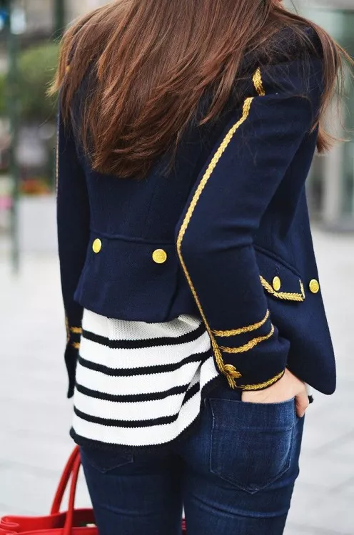 Девушка в полосатой кофте и синем пиджаке морского стиля