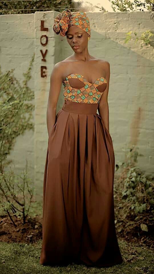 Девушка в потрясающем, струящемся платье в африканском стиле