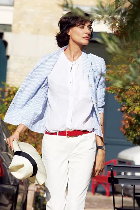 Инес Де Ла Фрессанж в белых брюках с красным поясом, белой рубашке и светло-голубом жакете
