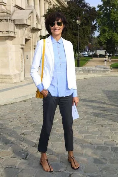 Инес Де Ла Фрессанж в капри, голубой рубашке и белом жакете