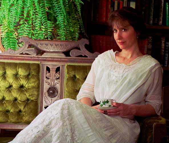 Лори Ноулз в белом платье 1910 год