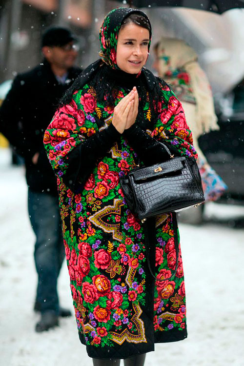 Мирослава Дума в оренбуржском платке и пальто с цветочным принтом в русском стиле