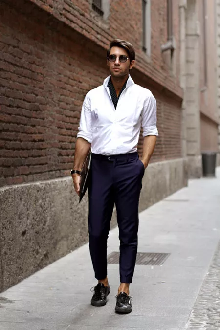 Молодой человек в черных брюках капри и белой рубашке, классический стиль