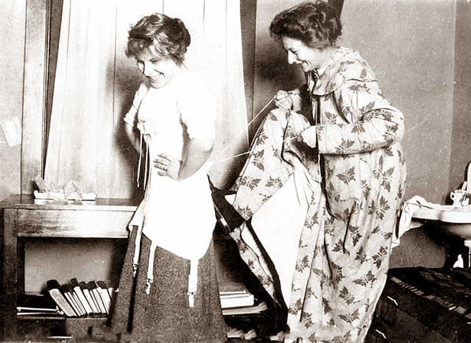 Служанка затягивает корсет на дочери 1910 год