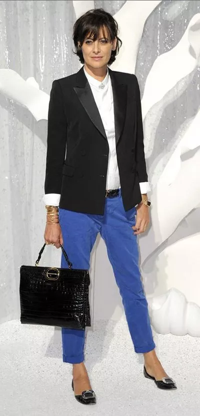 На Инес Де Ла Фрессанж голубые брюка капри, белая блуза и черный жакет