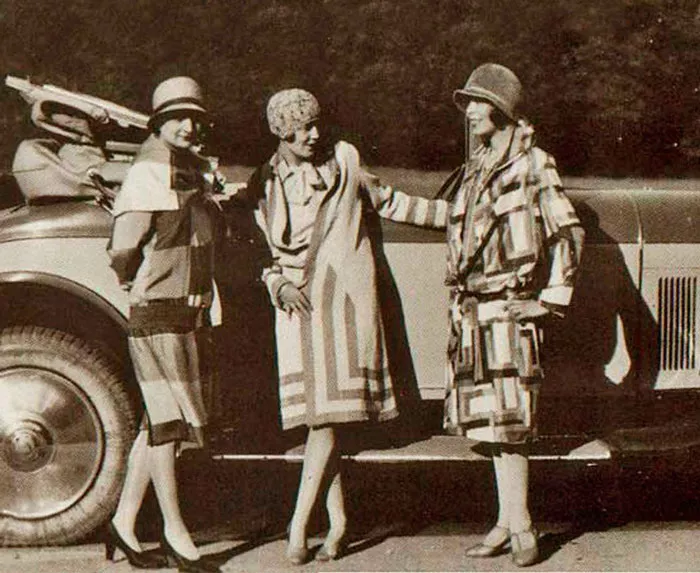 Соня Делоне возле машины с подругами 1920-е года