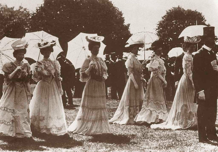 Женщины в модных платьях 1905 год