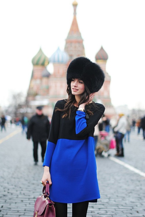 Zina Charkoplia в синем платье и национальной русской шапке возле кремля