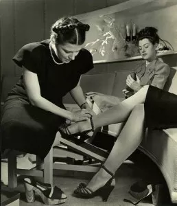 Девушка примеряет туфли 1940-е года