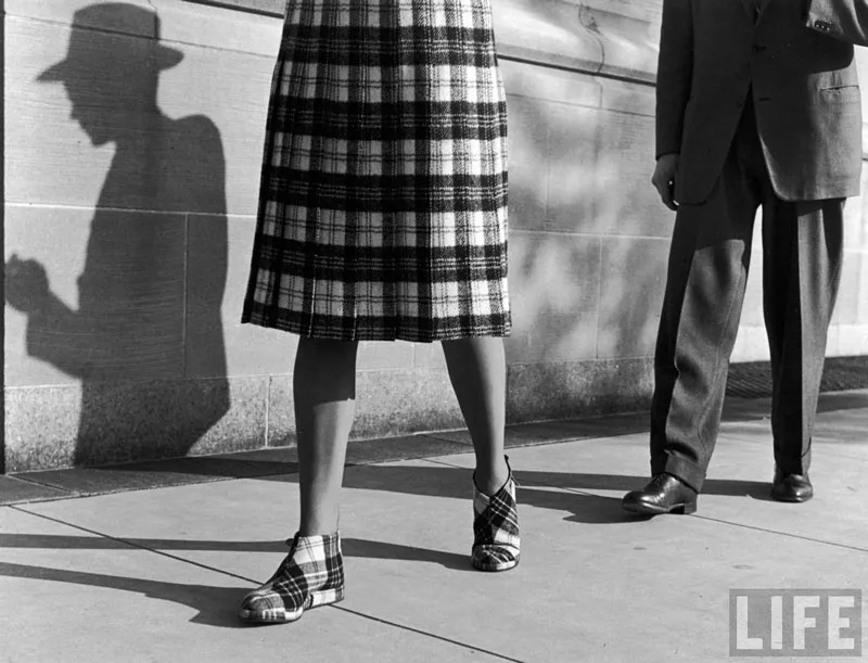 Девушка в клетчатой юбке и клетчатой обуви 1948 год