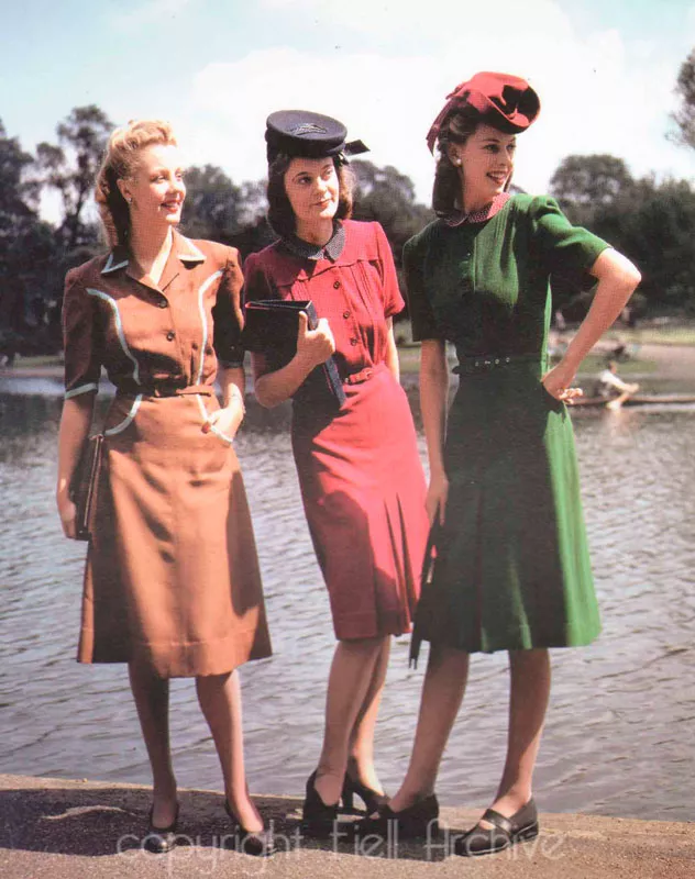 Девушка в платьях Норман Хартнелл 1940-е года