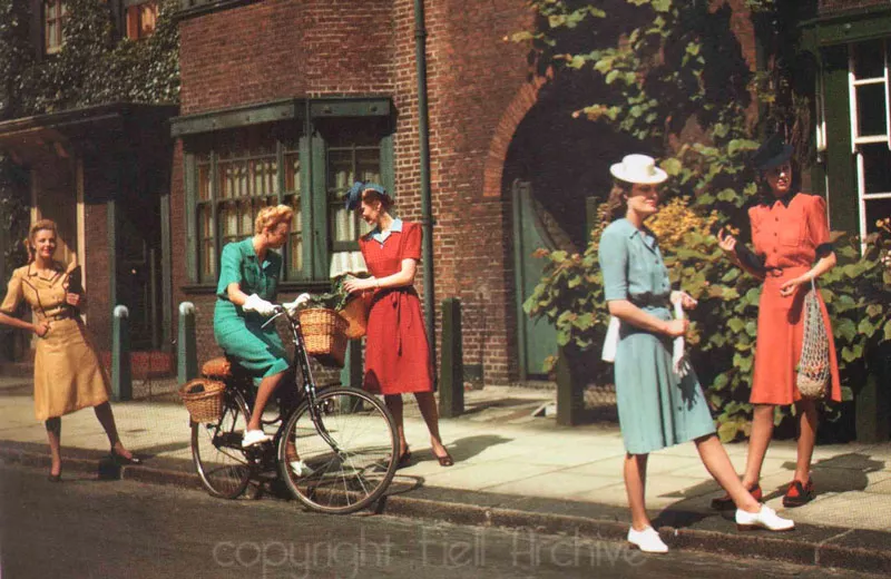 Модные девушки в платьях от Норман Хартнелл, 1940-е года