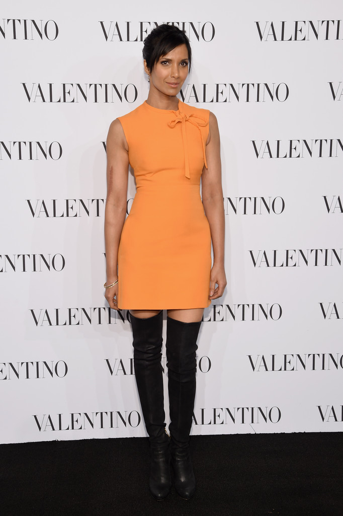 Падма Лакшми в платье от Valentino и ботфортах