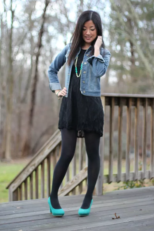 Девушка в черном платье и бирюзовых туфлях