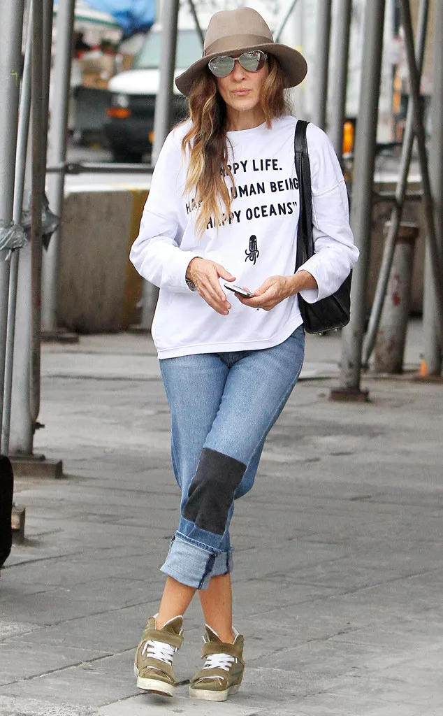Сара Джессика Паркер в джинсах с заплатой и шляпе