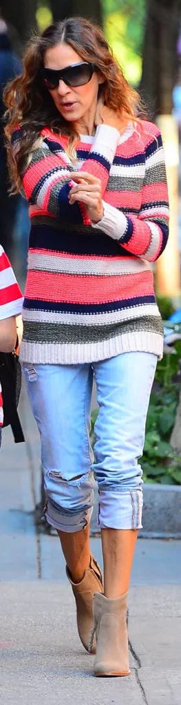 Сара Джессика Паркер в полосатом свитере и подвернутых джинсах