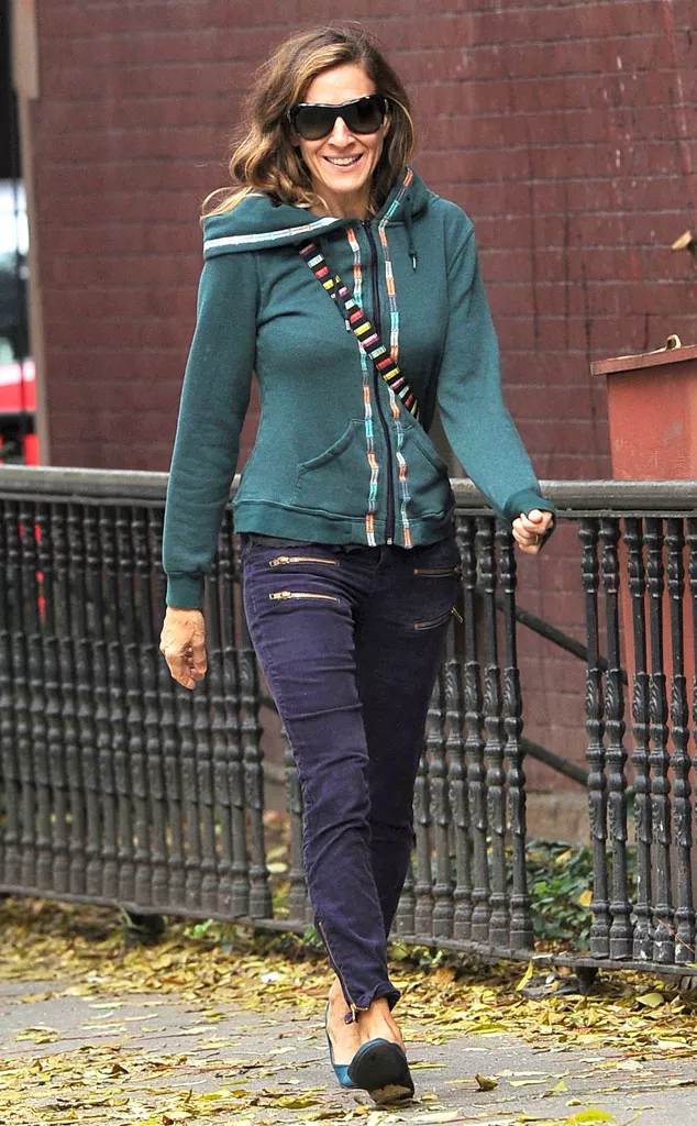 Сара Джессика Паркер в пурпурных джинсах и олимпийке