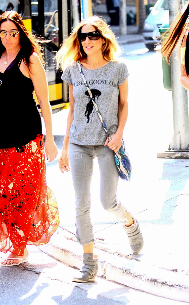 Сара Джессика Паркер в серой футболке и серых, подвернутых джинсах