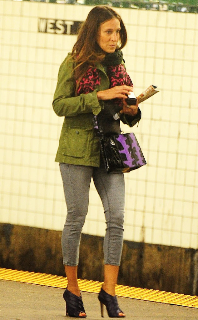Сара Джессика Паркер в серых джинсах и куртке цвета хаки