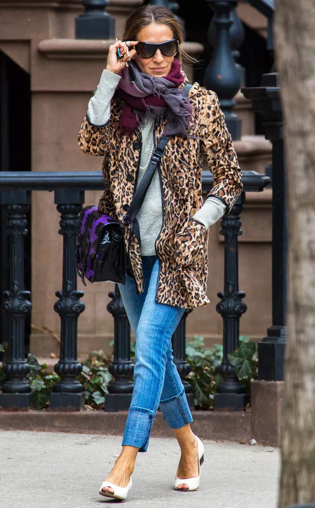 Сара Джессика Паркер в синих джинсах и пальто с леопардовым принтом