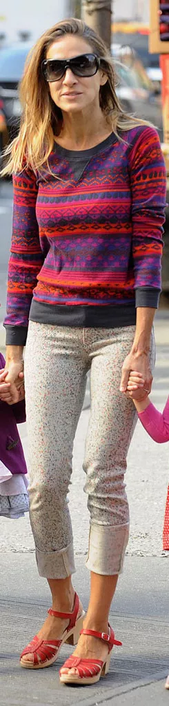 Сара Джессика Паркер в свитере с принтом и подвернутых штанах в цветной горошек