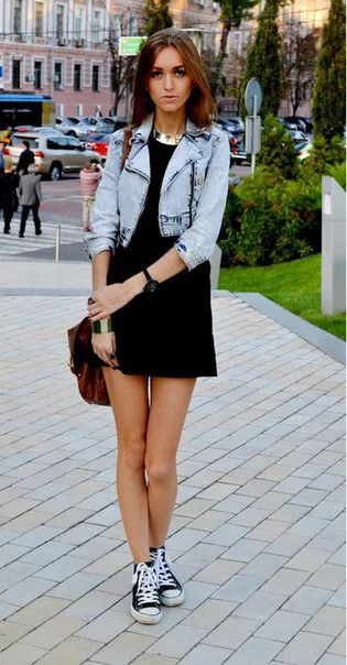 Девушка в маленьком черном платье и укороченной джинсовой куртке