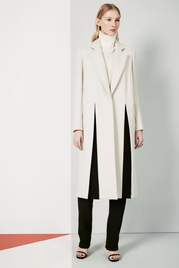Белое пальто с черными вставками - тенденции моды осень/зима 2015/2016