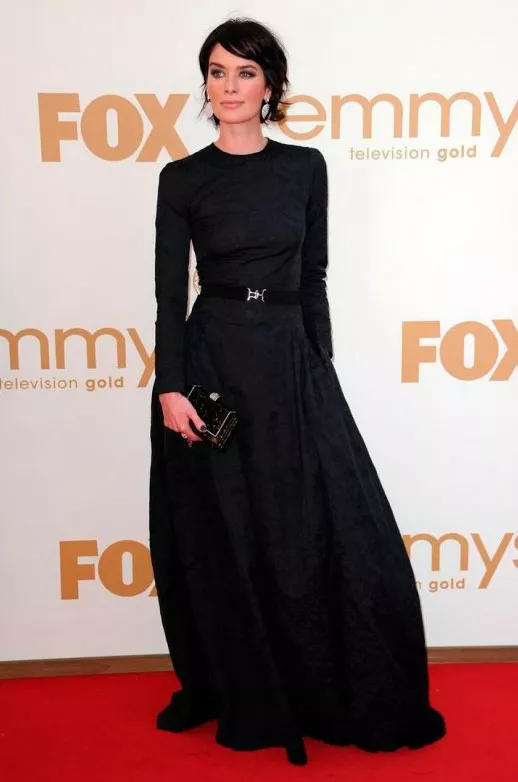 Лина Хиди в черное платье с клатчем