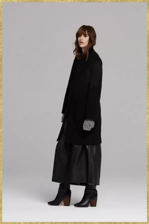 Модель в черном свободном пальто и кожаной юбке - тенденции моды осень/зима 2015/2016