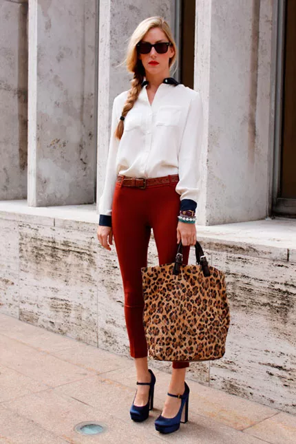 Девушка в белой блузке с леопардовой сумкой