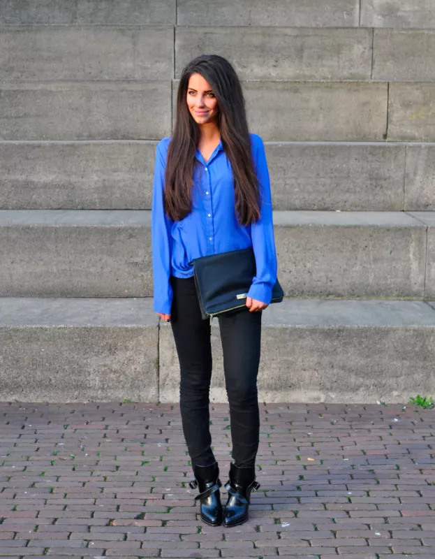 Девушка в черных брюках и синей блузке
