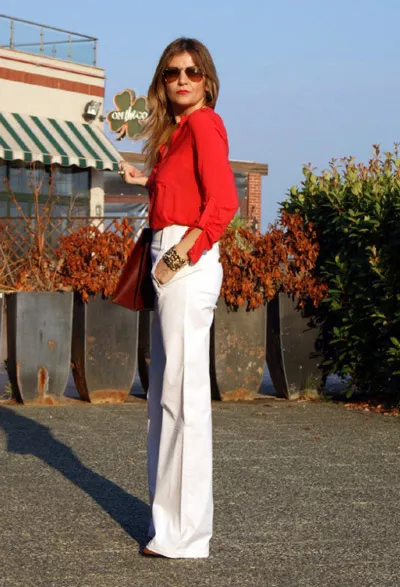 Девушка в красной блузке и белых брюках
