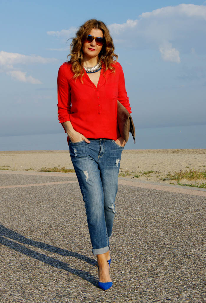 Девушка в красной блузке и джинсах