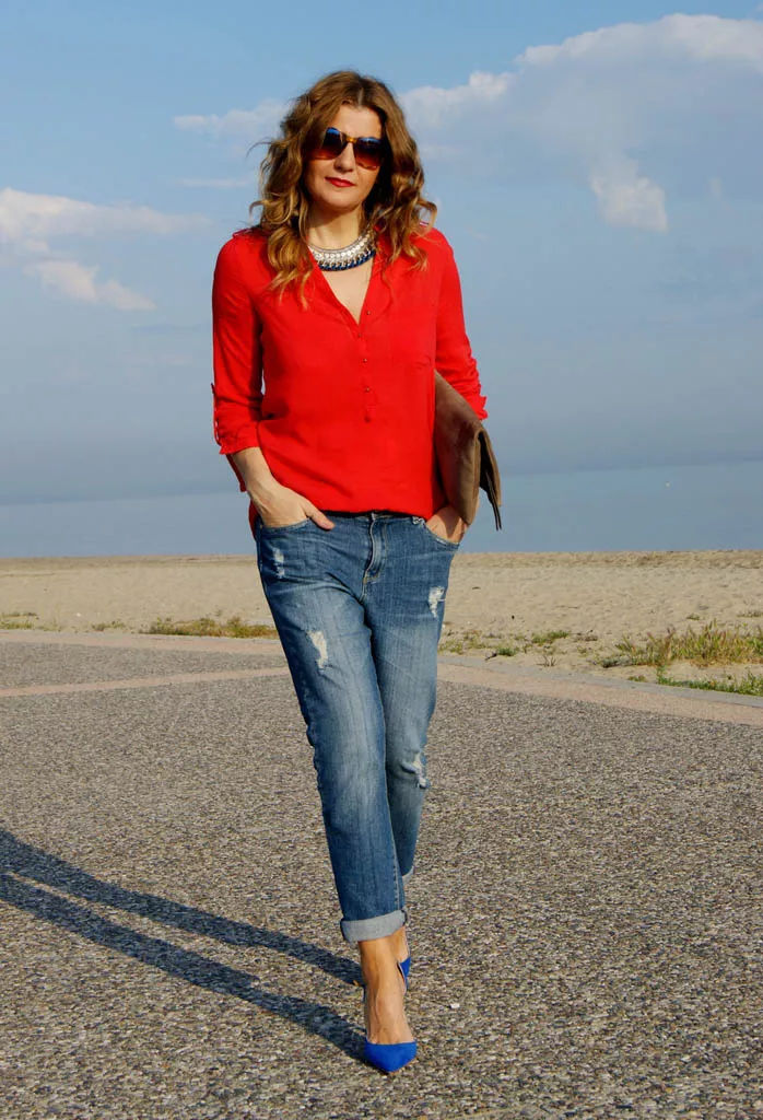 Девушка в красной блузке и джинсах