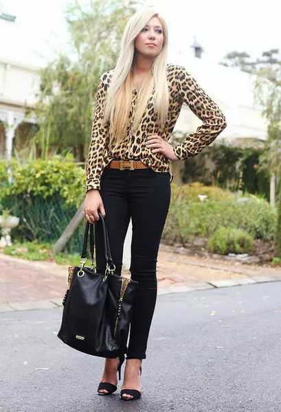 Девушка в леопардовой блузке и черных брюках