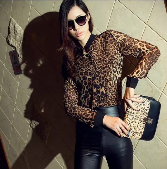 Девушка в леопардовой блузке и кожаных лосинах