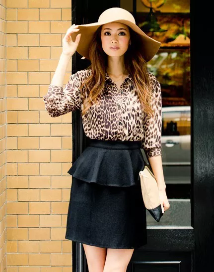 Девушка в леопардовой блузке и юбке с баской