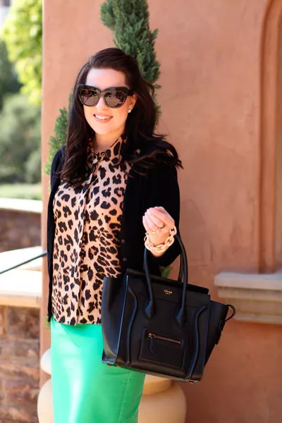 Девушка в леопардовой блузке и зеленой юбке