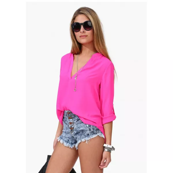 Девушка в розовой блузке и коротких джинсовых шортах