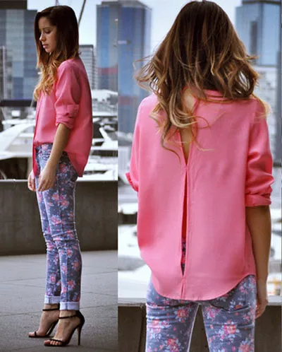 Девушка в розовой блузке и цветочных брюках