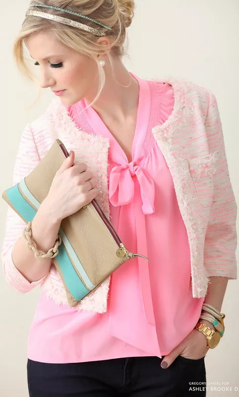 Девушка в розовой блузке и жакете в стиле шанель