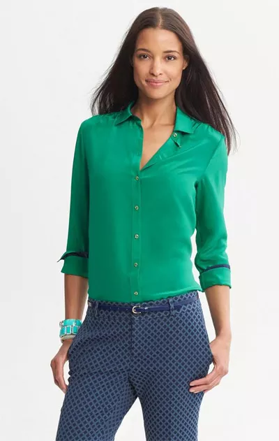 Девушка в зеленой блузке и синих брюках