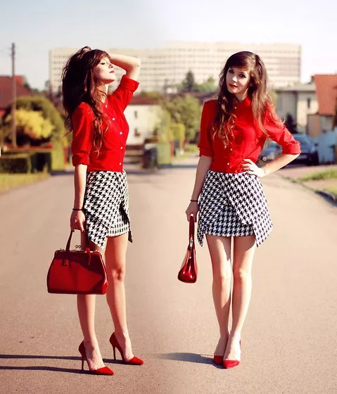 Девушки в красных блузках