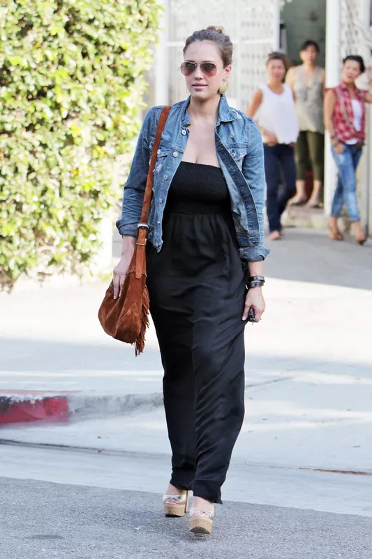 Джессика Альба в черном платье и джинсовке