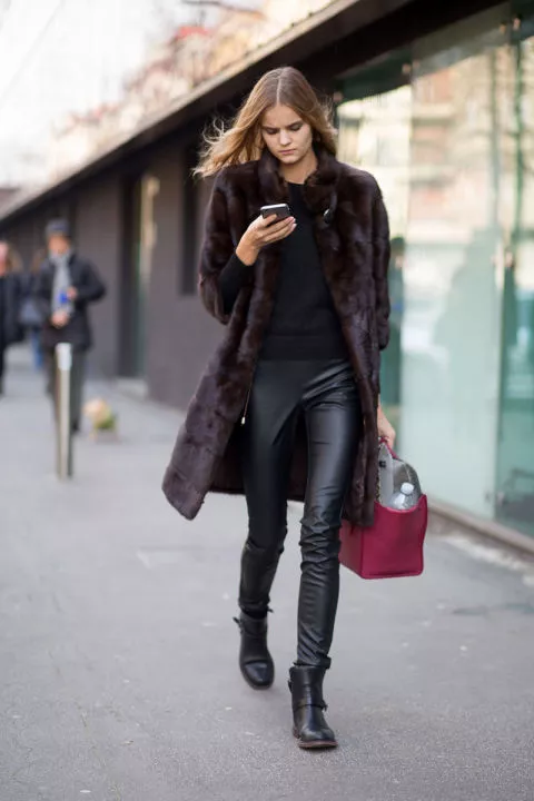 Кейт Григорьева в кожаных лосинах, неперестающих быть актуальными на улицах Милана