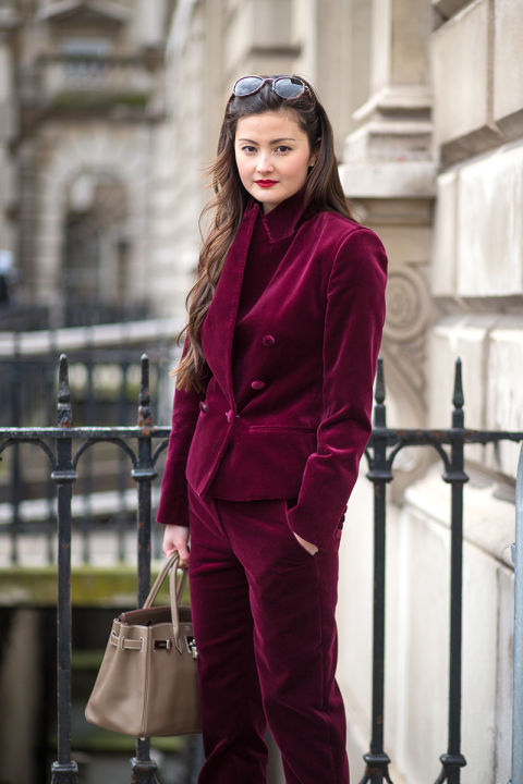 Утонченная Пеони Лим в благородном бархатном костюме невероятного бордового цвета