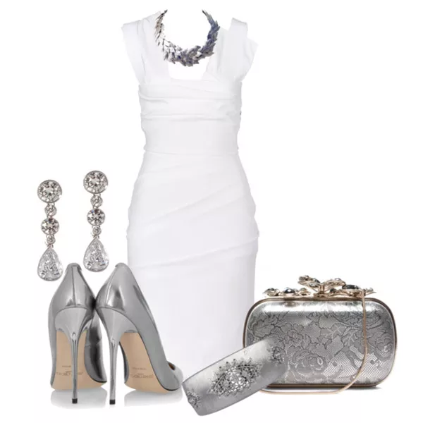 Белое платье и серебряные аксессуары