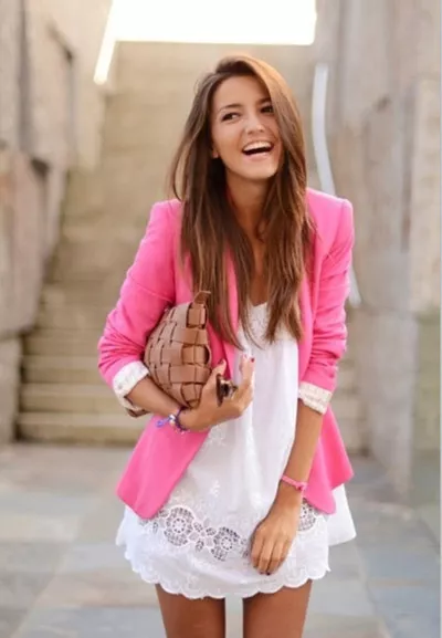Девушка в белом платье и розовом пиджаке