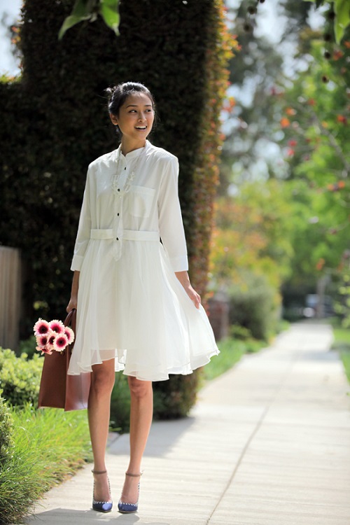 Девушка в белом платье рубашке и туфлях