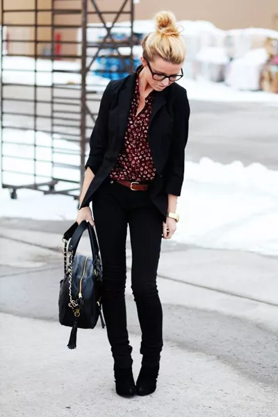 Девушка в черных джинсах и блузке в деловом стиле